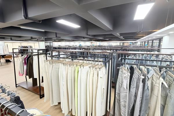 SHOW ROOM
